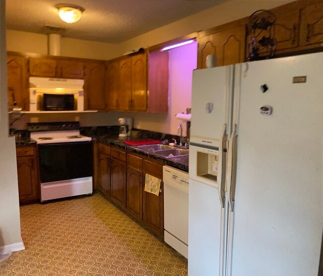 Kitchen - 1607 City View Dr