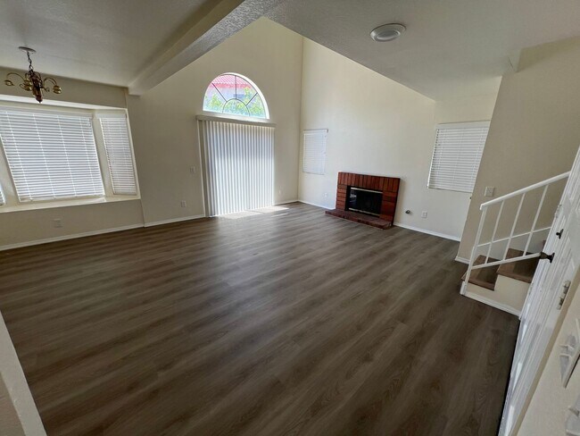 Building Photo - REMODELED 3bedroom 2.5 Bathroom House