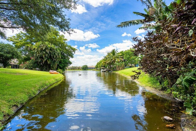 Foto del edificio - 1367 Riverside Cir