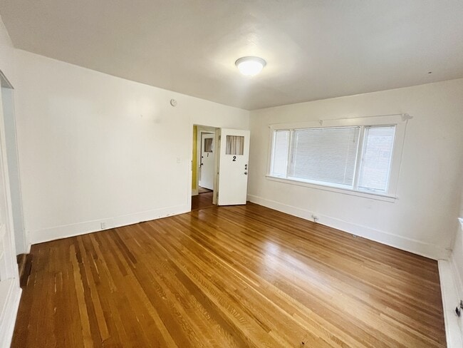 Building Photo - 925 E Wilson Ave