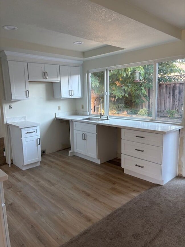 Building Photo - Beautiful Home Awaits Tenants