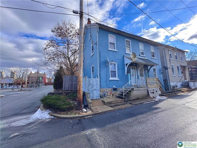 Building Photo - 527 Bradley St