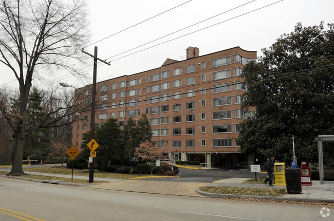 Foto del edificio - 4200 Cathedral Ave NW