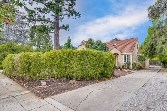 Building Photo - Classic Mountain View Retreat with Detached Garage