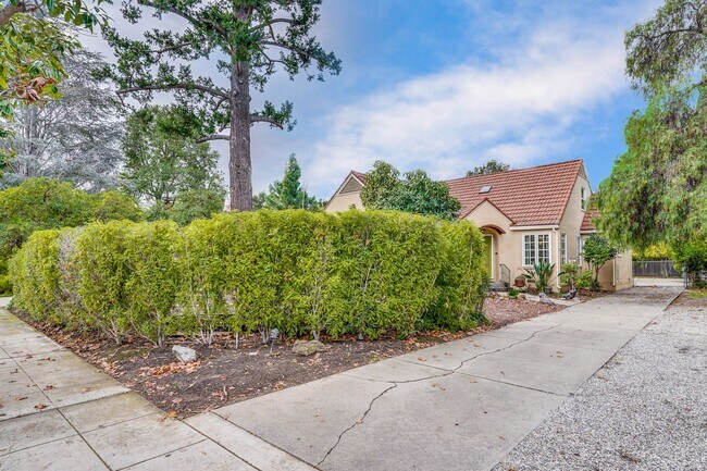 Foto del edificio - Classic Mountain View Retreat with Detached Garage