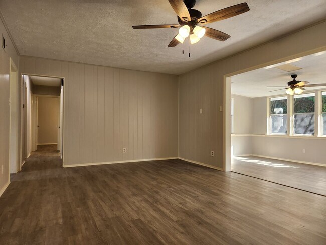 Foto del edificio - Charming 3 Bedroom 1 Bathroom home in Midt...