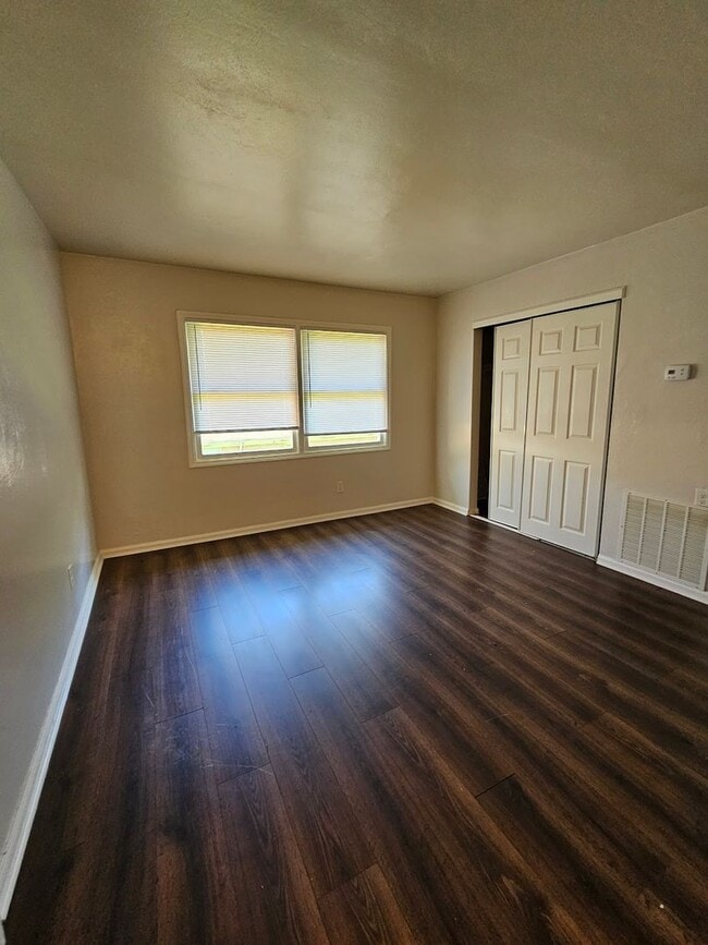 Building Photo - Two Bedroom Apartment off Rodman