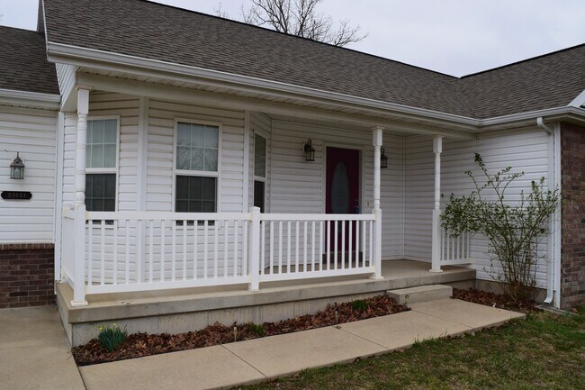 Foto del edificio - 3-Bedroom Home with Room to Roam – Fenced In Backyard