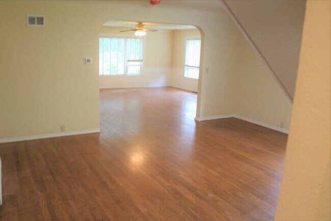 Foto del edificio - Seriously Spacious 5 bed 2 bath 36x20 Shop Garden Shed