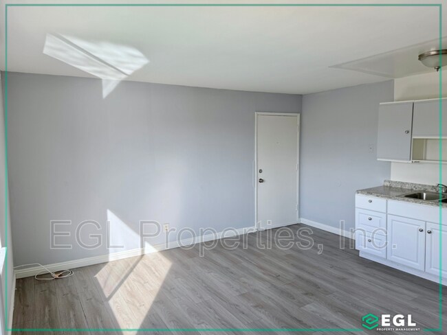 Building Photo - 3943 La Rica Ave