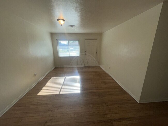 Building Photo - 304 Oak St