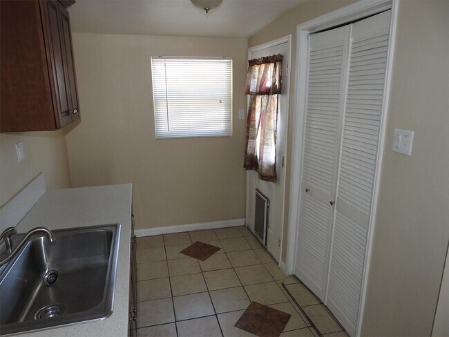 Building Photo - 3848 Corona Ave