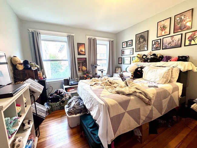 Building Photo - 3 BED WITH CENTRAL AIR ON ALLSTON/BRIGHTON LINE!!