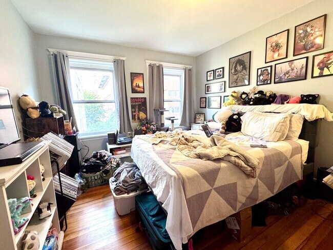 Foto del edificio - 3 BED WITH CENTRAL AIR ON ALLSTON/BRIGHTON LINE!!