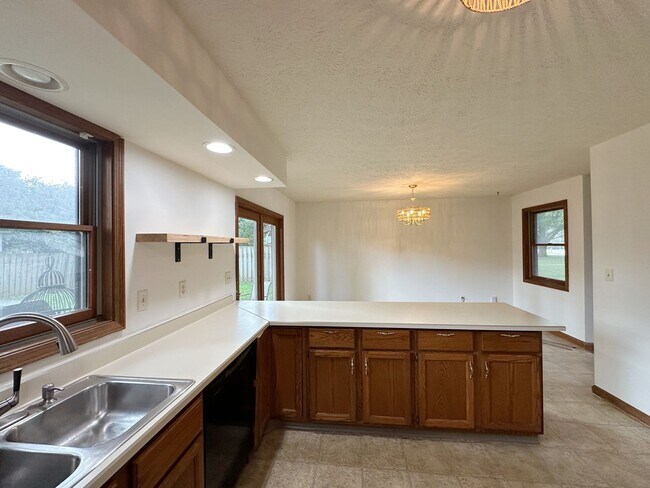 Foto del edificio - AVAILABLE NOW! Updated 3 Bed/2.5 Bath, 2 Car Garage - Close to Purdue & West Laf. Schools