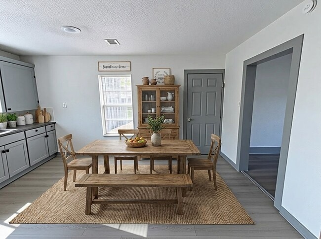 Building Photo - 608 E 4th St