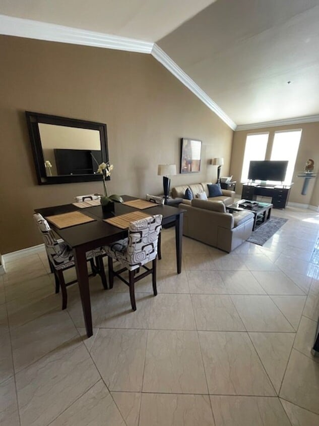 Foto principal - Meridian TOP FLOOR Furnished 1 bed | 1 bath condo with Strip and High Roller view.