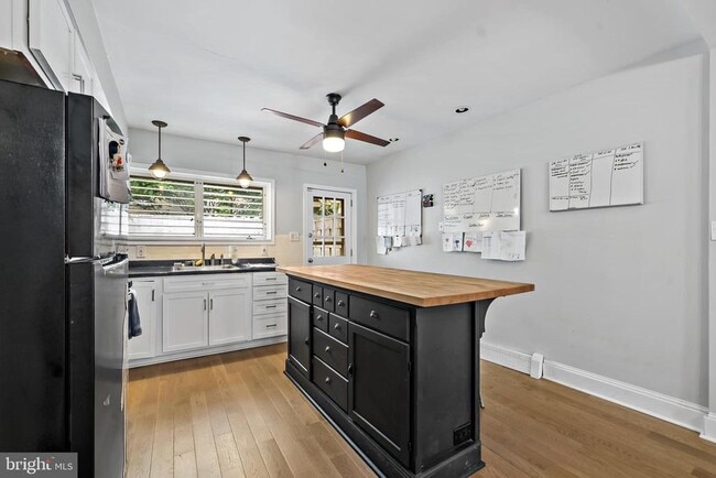 Building Photo - 2141 Montrose St