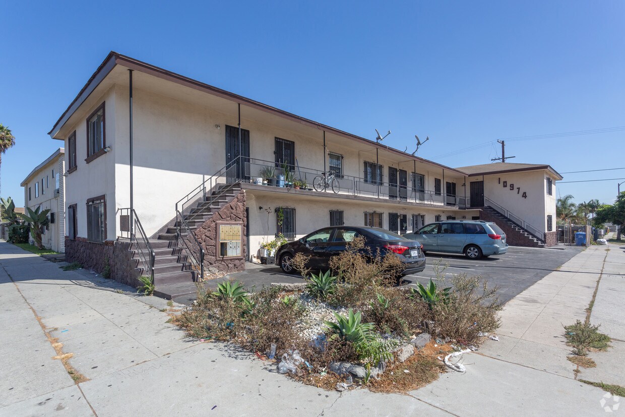 Building Photo - 10974 S Figueroa St