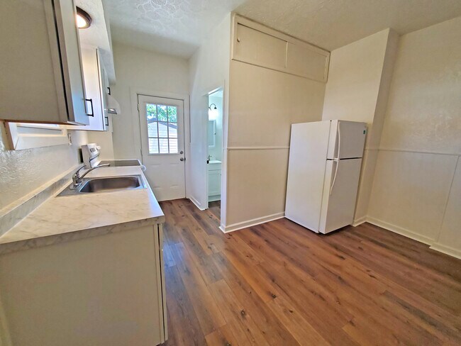 Building Photo - 618 Carothers Ave