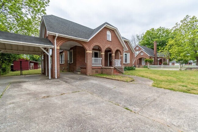 Building Photo - 607 Bethpage Rd