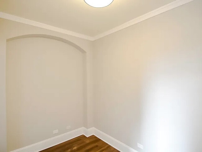 Building Photo - 827 W Lakeside Pl