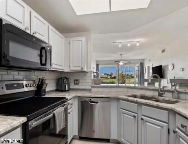Foto del edificio - 9855 Costa Mesa Ln