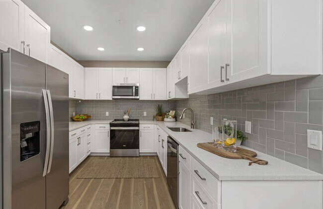 Interior Photo - Everest Largo Apartments