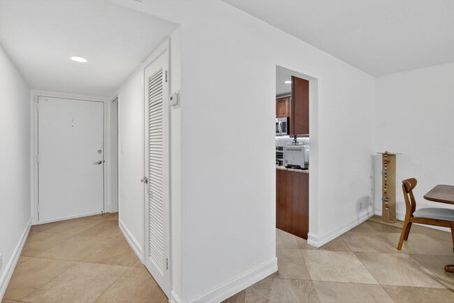 Building Photo - 9101 Jacaranda Ln