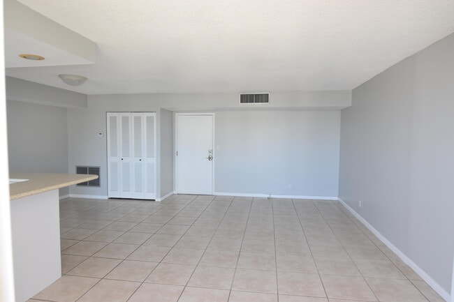 Building Photo - 1236 Hillsboro Mile