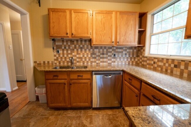 Building Photo - 1955 E Redondo Ave