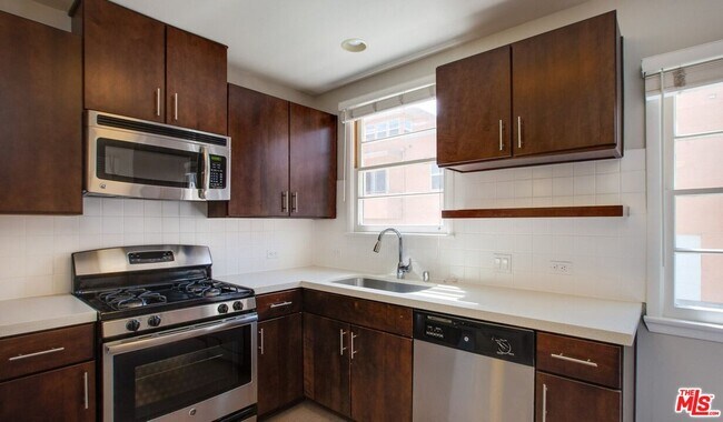 Foto del edificio - 1082 Elkgrove Ave