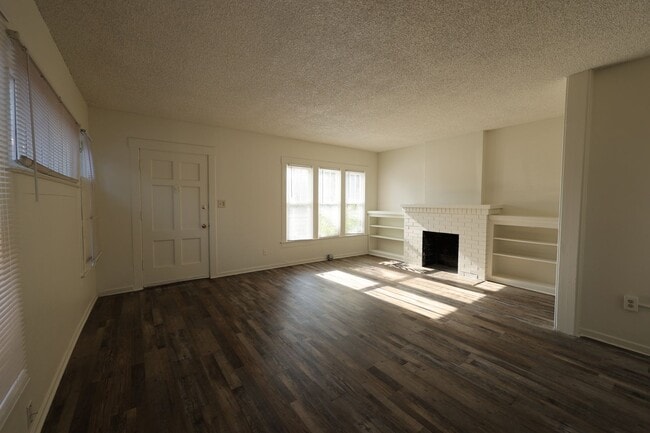 Building Photo - Glenn Duplex