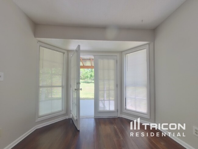 Foto del edificio - 1321 Charter Oaks Ln