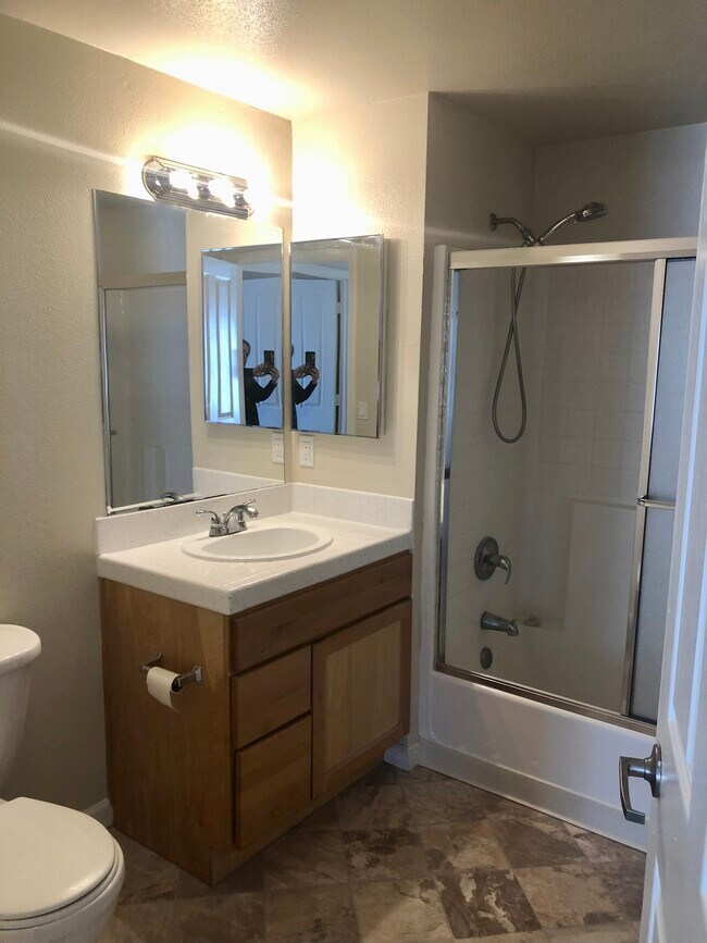 Master Bathroom - 1145 Meadow Ln