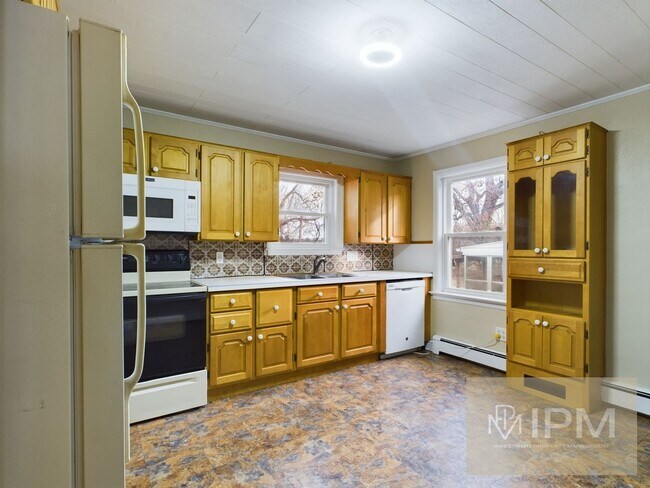 Building Photo - Charming 3BR Cape Cod Home in York Suburban Schools with Fenced Yard & Sunroom!!