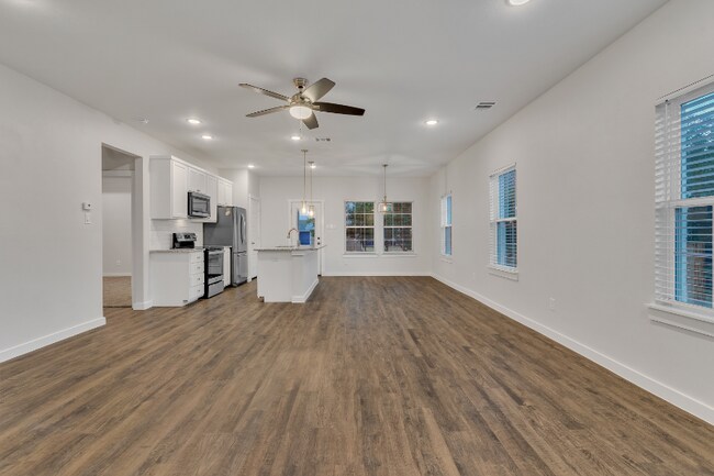Building Photo - 404 Onyx Dr