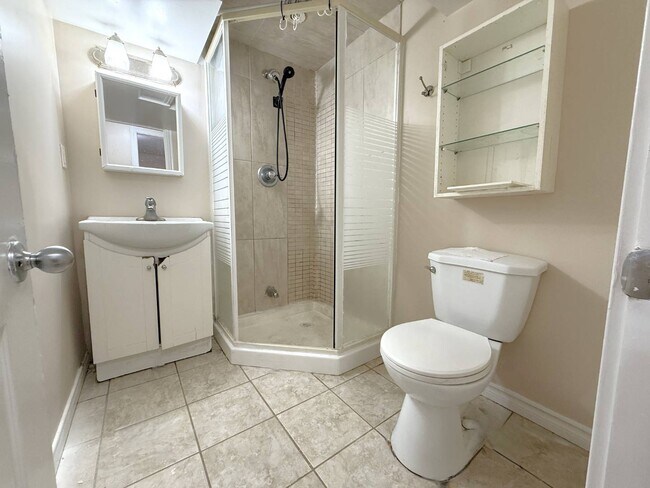 Photo du bâtiment - 220 Ellington Dr