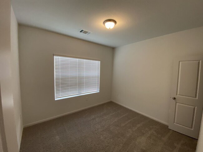Building Photo - Paramount Home Available for July Move-In