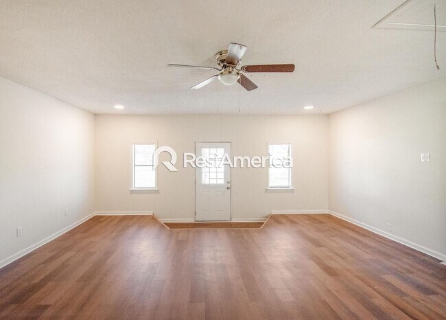 Building Photo - Newly Renovated 3/2 in 38128!
