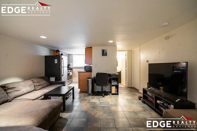 Building Photo - 2 Hingham St