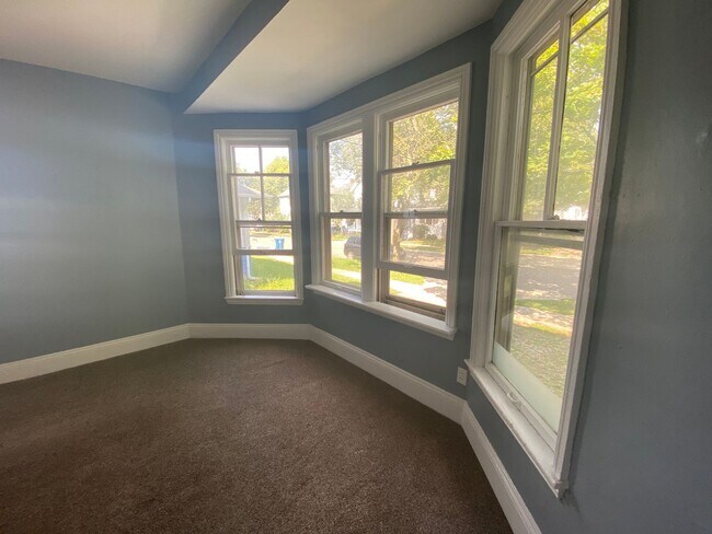 Building Photo - 418 Locust - 3 Bed/1 Bath House Near WMU/K...