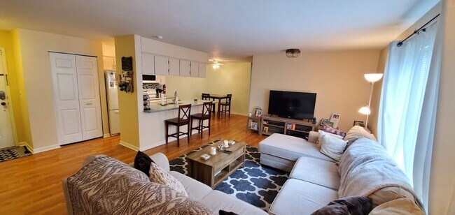 Foto del edificio - Centrally located, elegantly updated 2-bedroom & 1-bath 1st fl condo