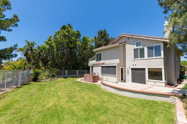 Building Photo - Stunning Sierra Del pro view home!