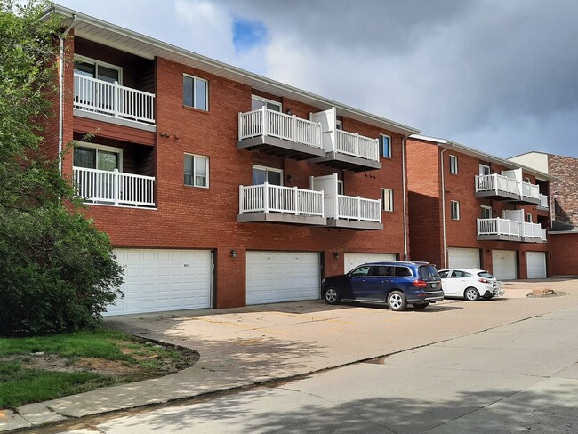 Building Photo - Beautiful 2BR 2 full bath condo in secured...