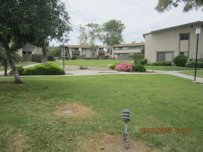 Foto del edificio - SPACIOUS 2 STORY CONDO