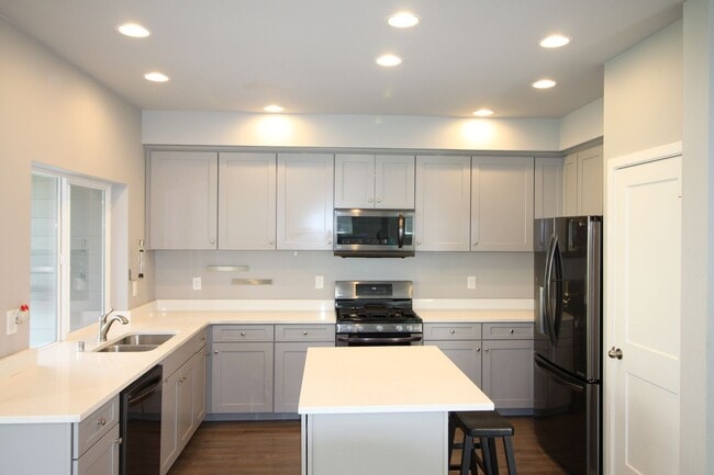 Building Photo - 3 Bed 2.5 Bath - Townhome - Ft Nugent Park - NAS Whidbey