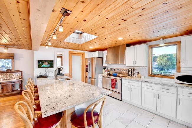 Building Photo - 71 Romana Dr