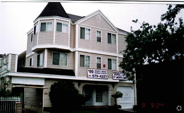 Building Photo - 11702 Oxford Av