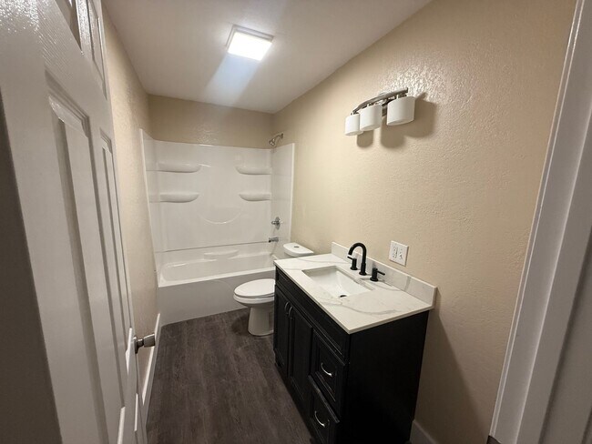 Foto del edificio - 2 Bed 1 Bath House with Office, Laundry Room and Garage